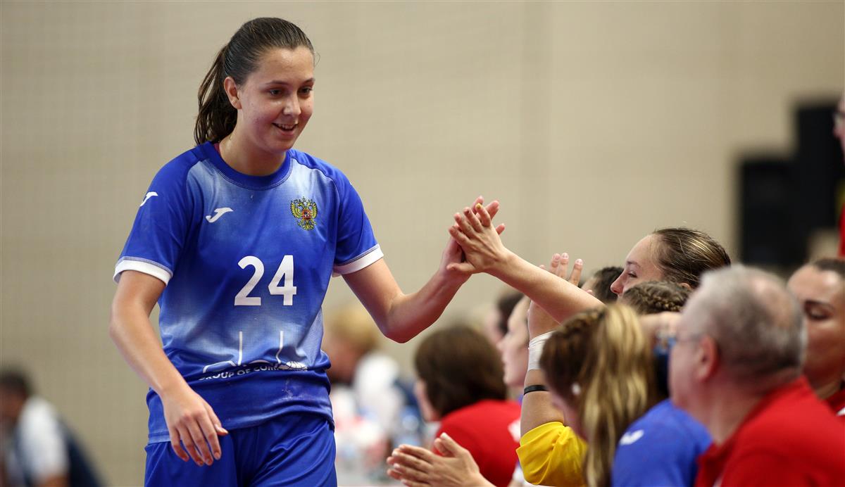 Девушки U-17 разгромили Хорватию в первом матче на Евро 