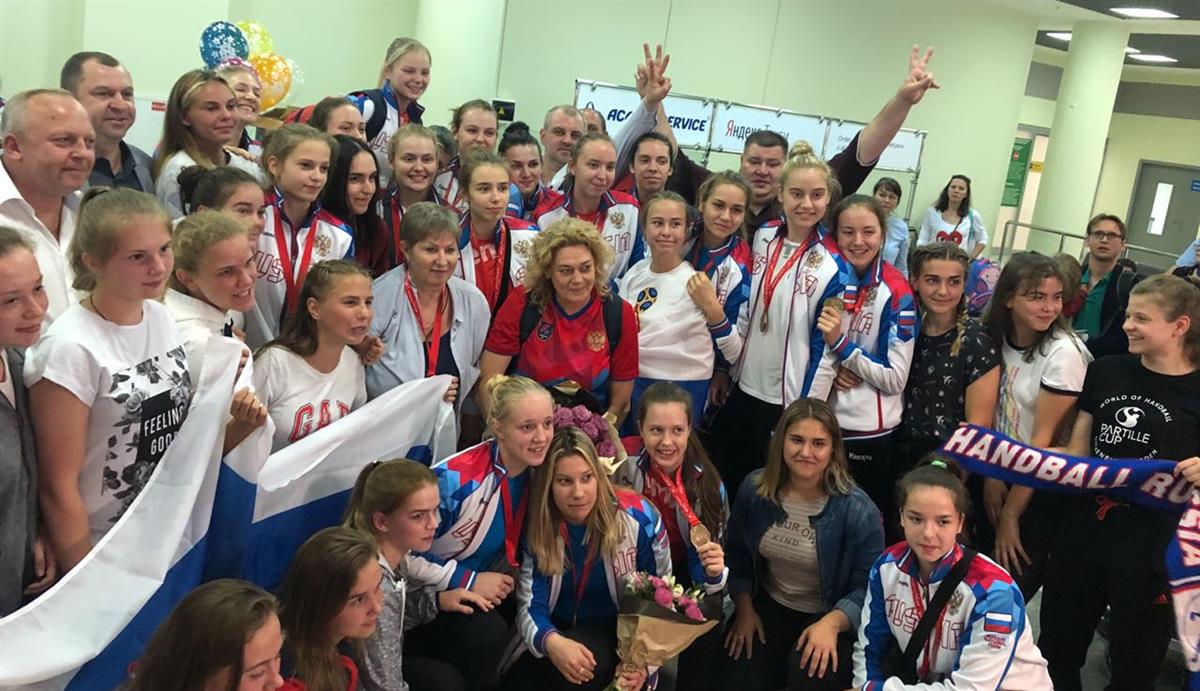 «Это счастливый сон»: женская сборная России U-18 вернулась домой, победив на чемпионате мира 