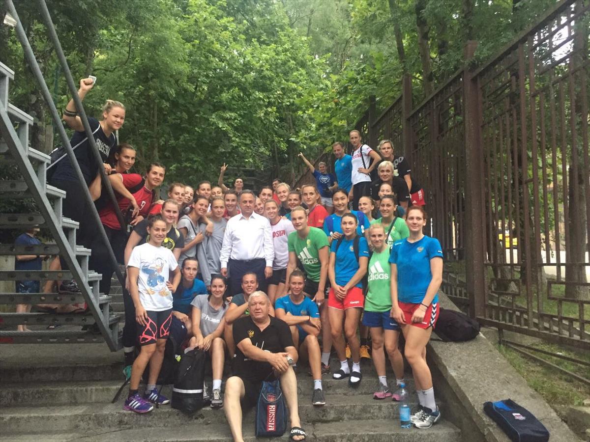Виталий Мутко посетил тренировку женской сборной России на сборе в Сочи