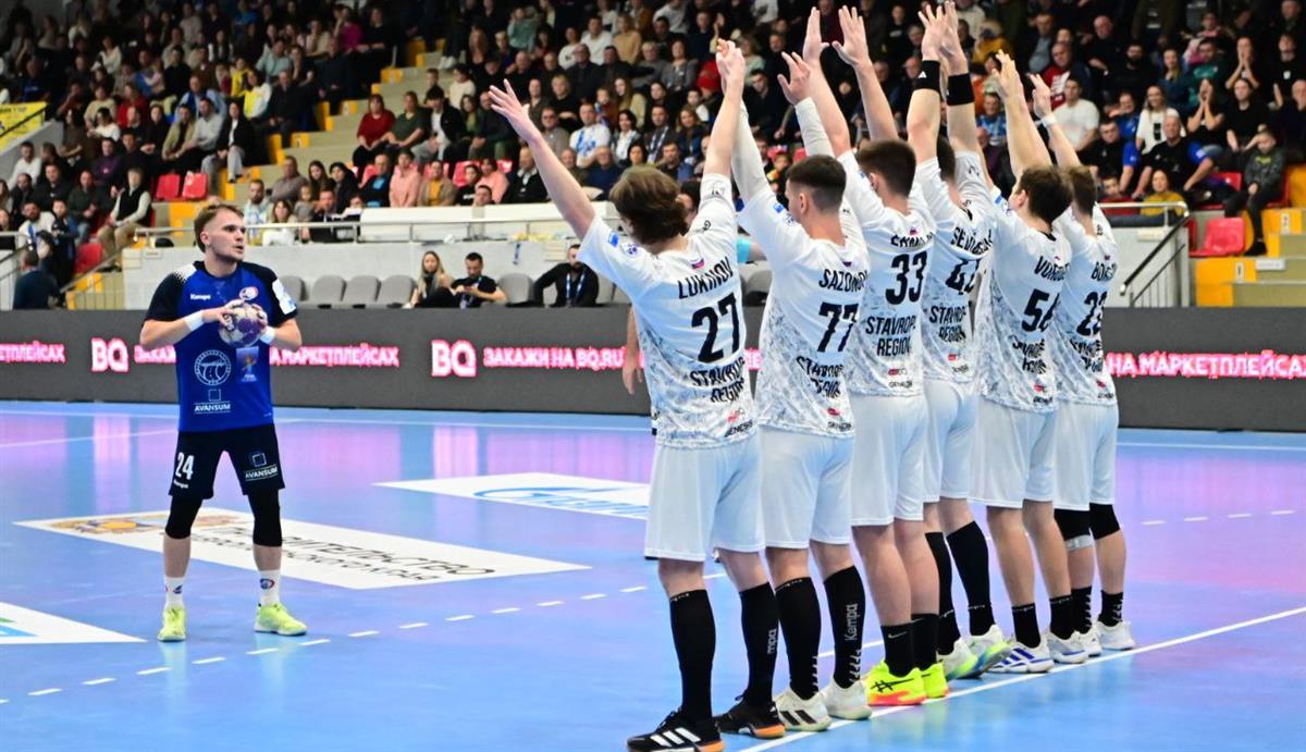 «Виктор» с победой, «медведи» и чемпионы уступили 