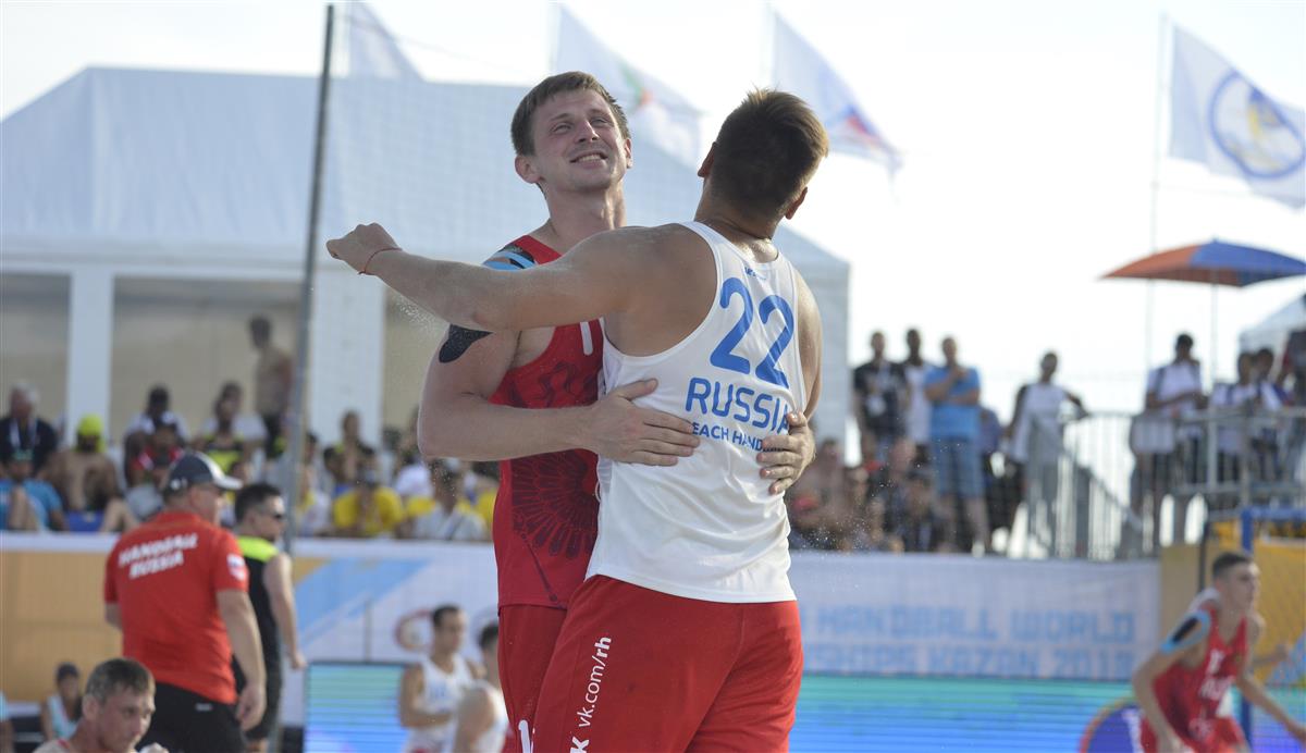 Мужская и женская сборные России вышли в основной раунд чемпионата мира по пляжному гандболу