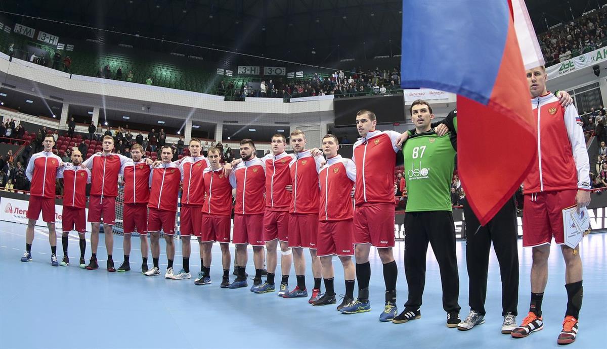 «Настрой боевой»: мужская сборная России отправилась в Пльзень на матч с Чехией 