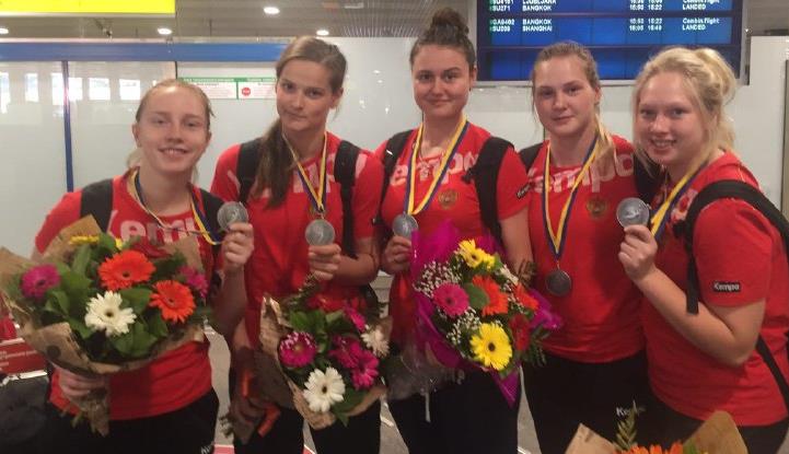 Молодёжная сборная России вернулась в Москву с чемпионата Европы с серебряными наградами