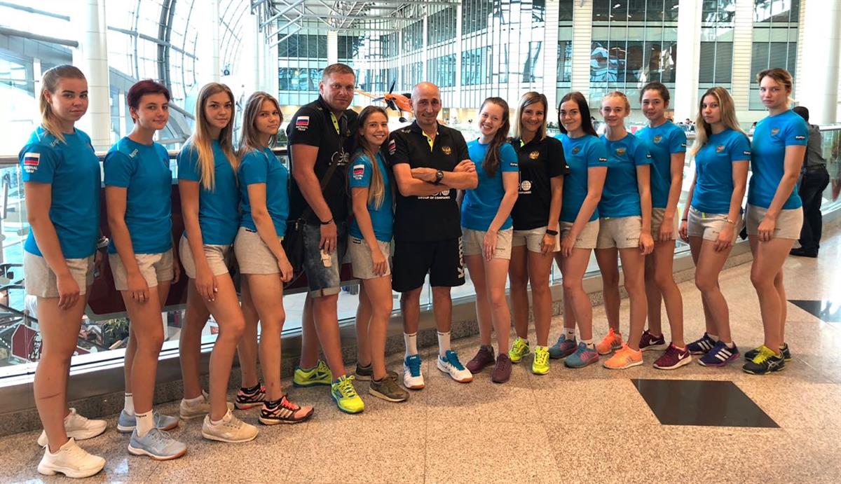 Мужская и женская сборные России U-18 по пляжному гандболу отправились на чемпионат Европы в Черногорию 
