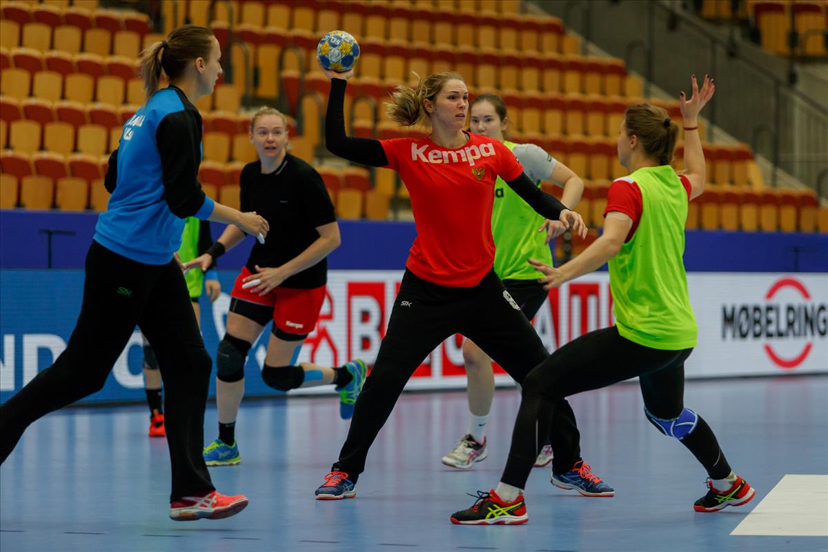 Женская сборная России в полном составе начала подготовку к стыковым матчам ЧМ с Польшей