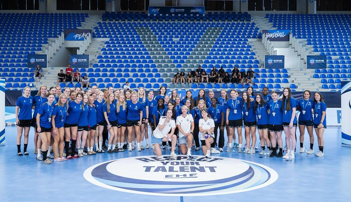 Анна Вяхирева поделилась с юными гандболистками своей историей 