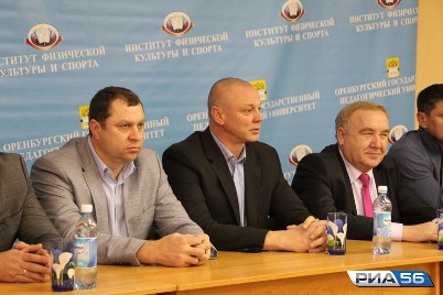 Прославленные российские гандболисты встретились с оренбуржцами