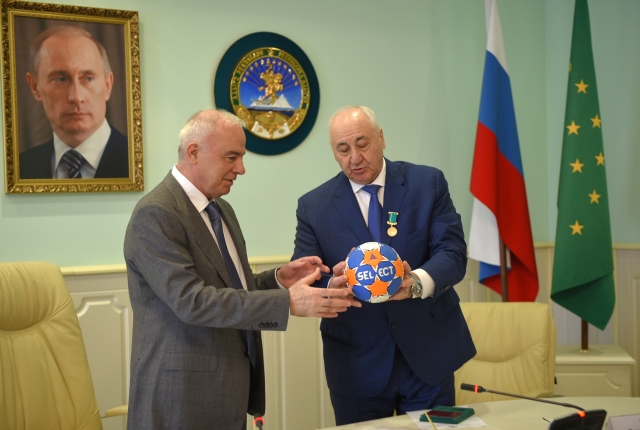 ВЫСШАЯ НАГРАДА РЕСПУБЛИКИ АДЫГЕЯ ВРУЧЕНА ВЛАДИМИРУ МАКСИМОВУ