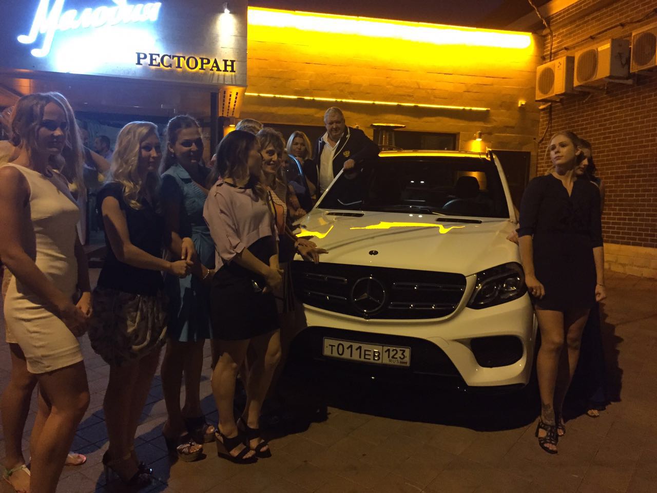 Евгению Трефилову вручили автомобиль Mercedes за победу на Олимпийских играх 